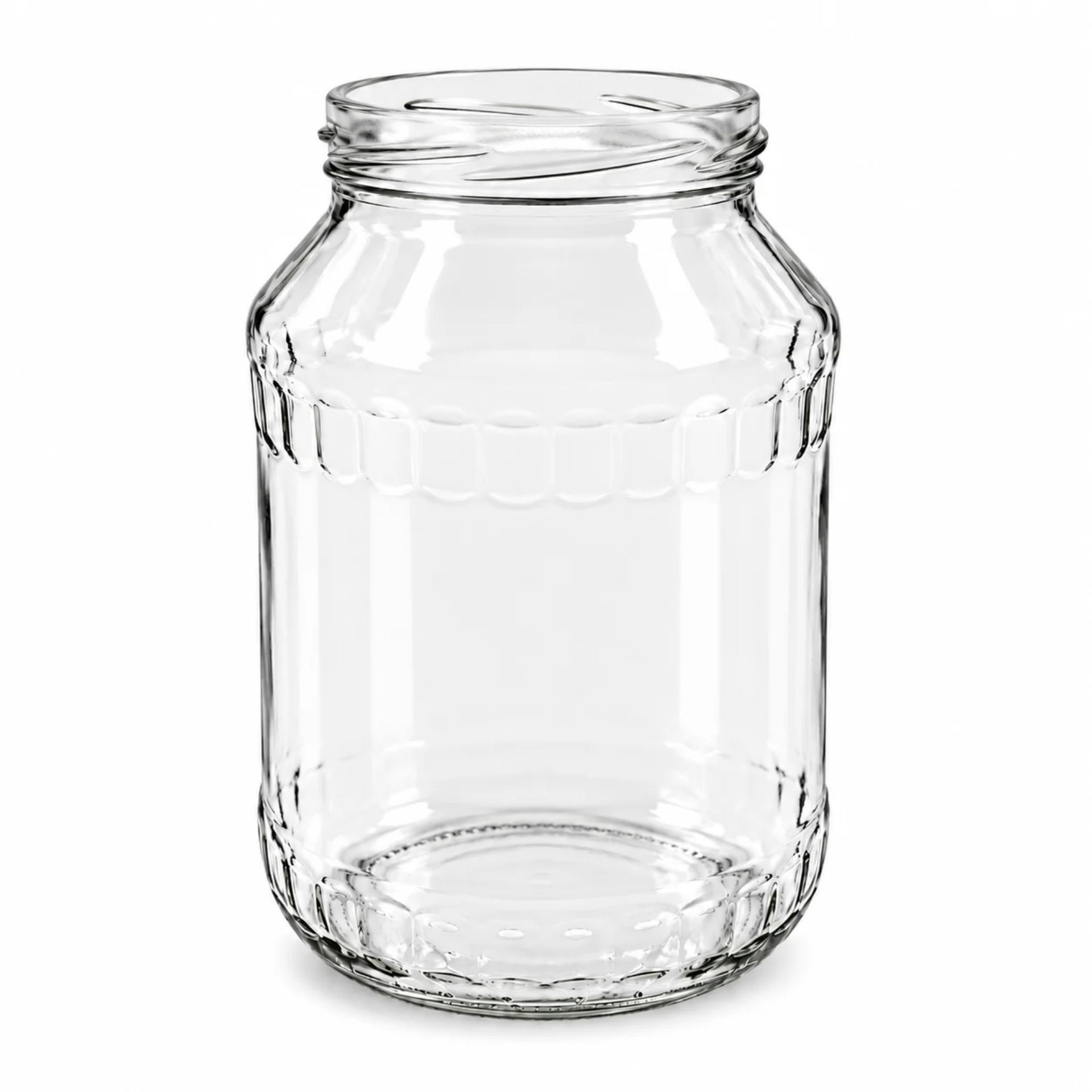 Großer, transparenter Glasbehälter mit silberfarbenem Schraubdeckel, gefüllt mit buntem eingelegtem Gemüse wie Karotten, Blumenkohl und Gurken; steht auf heller Holzoberfläche vor neutralem Hintergrund.