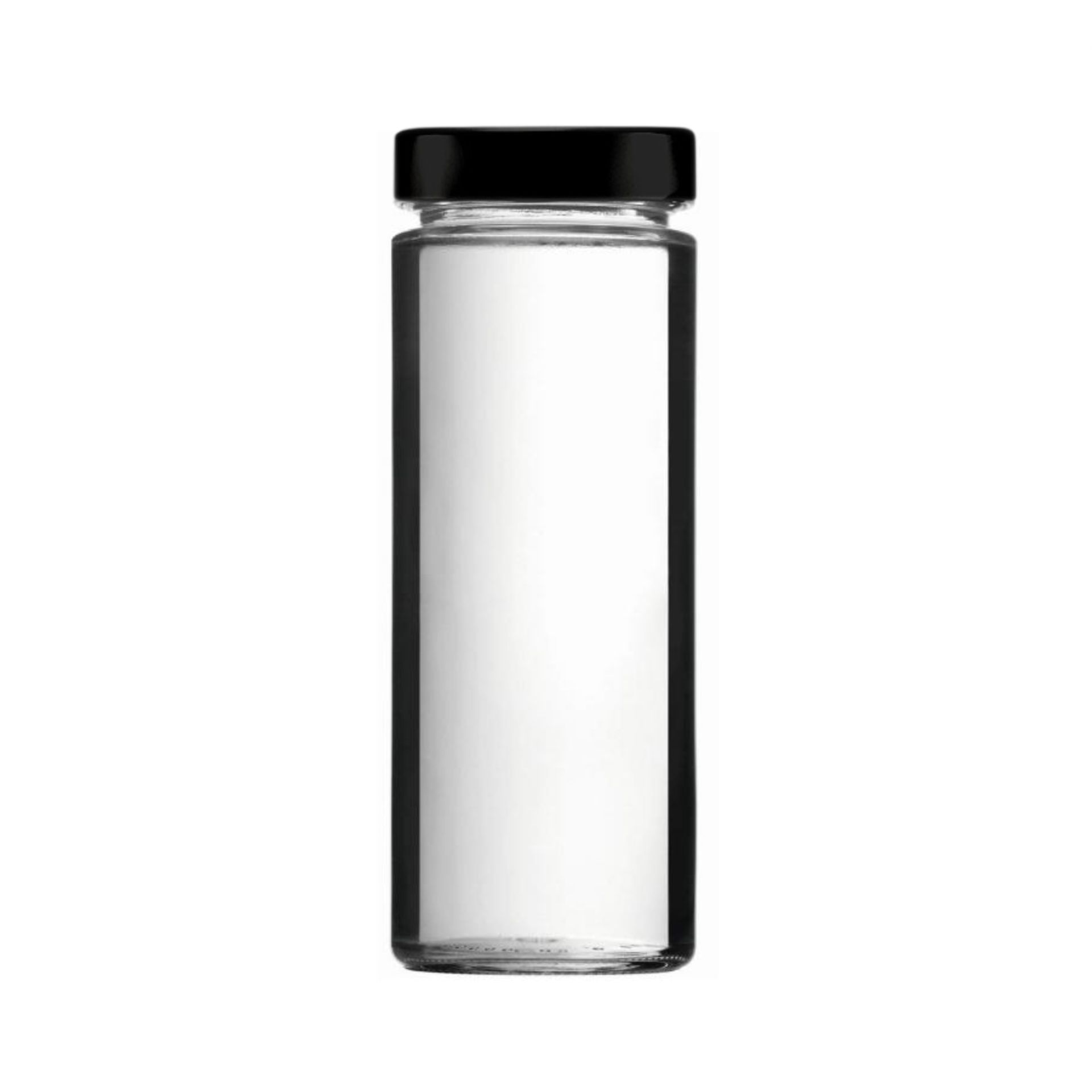 Zwei durchsichtige Longneck-Bierflaschen aus Glas mit Kronkorken, gefüllt mit bernsteinfarbener Flüssigkeit, nebeneinander stehend auf weißem Hintergrund.