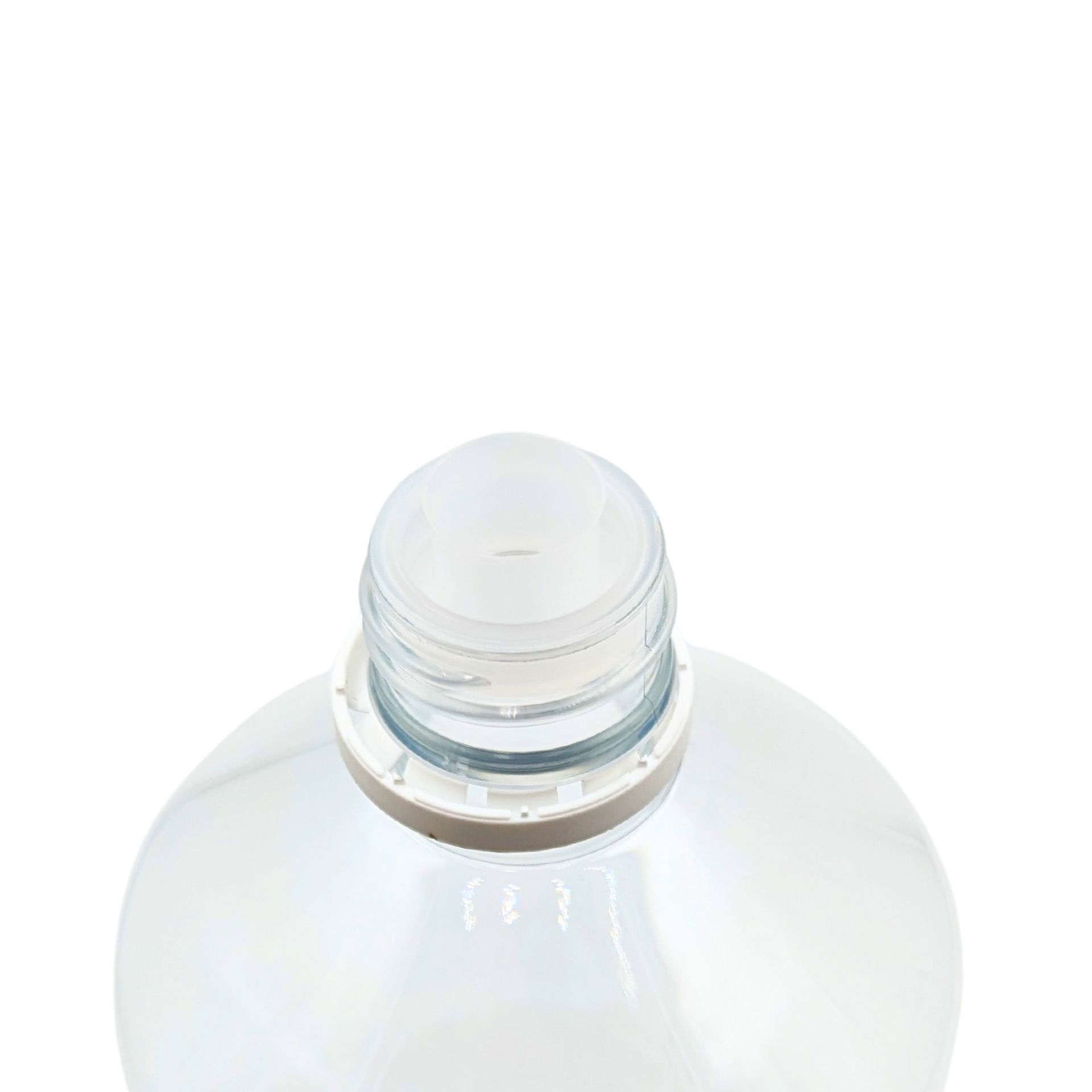 Klare PET-Laborflasche mit 1000 ml Fassungsvermögen, ausgestattet mit einem weißen Schraubverschluss und integriertem Ausgießer, vor weißem Hintergrund.