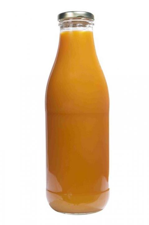 6er Pack Flaschen, Gläser und Dosen – Übersicht und Größenvergleich Sechs leere Glasflaschen in verschiedenen Formen und Größen stehen nebeneinander vor neutralem Hintergrund; alle Flaschen sind durchsichtig und ohne Etikett.