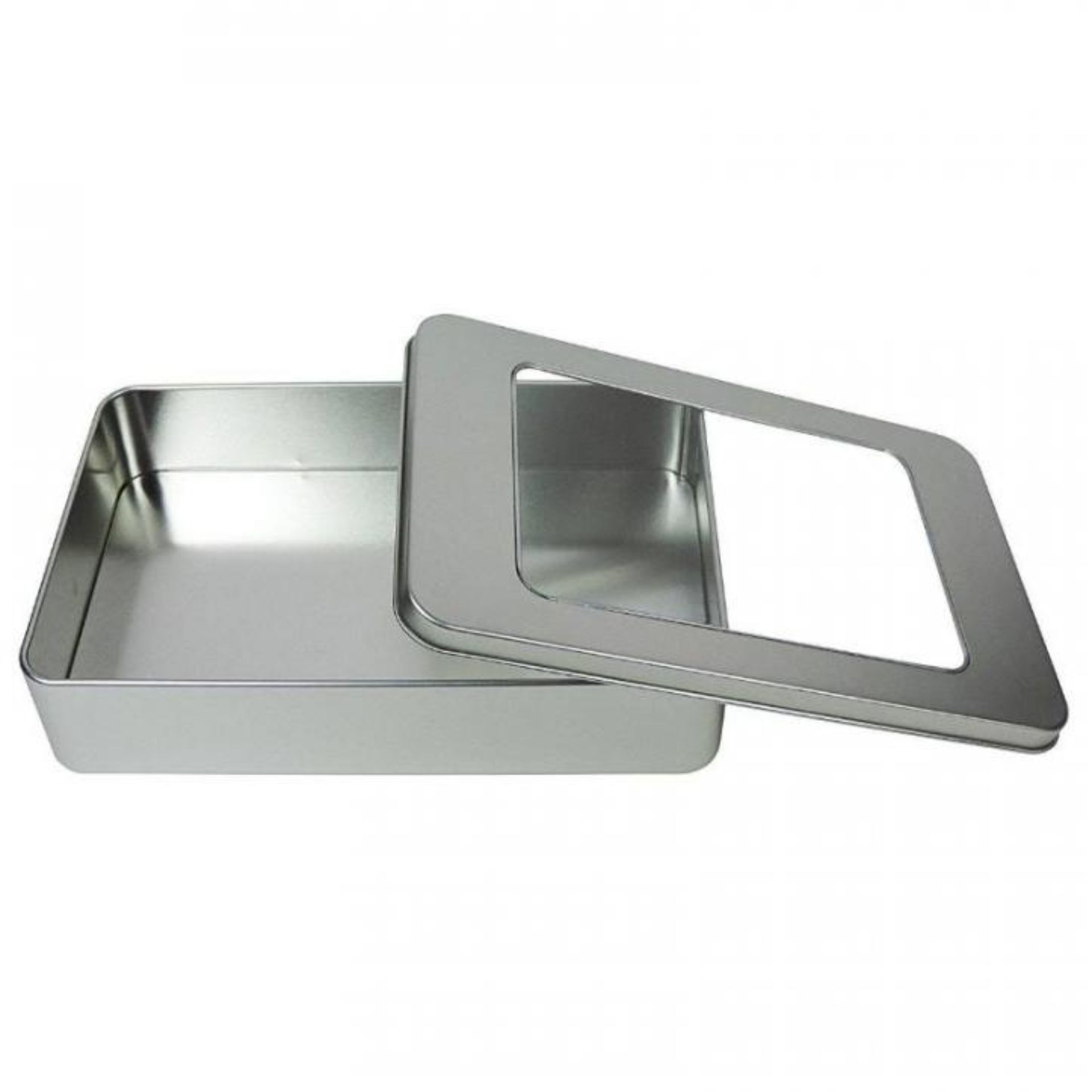 Bild von einer glänzenden Aluminiumdose vor weißem Hintergrund, ideal zur Darstellung von Getränkeverpackungen und Recycling-Inhalten.