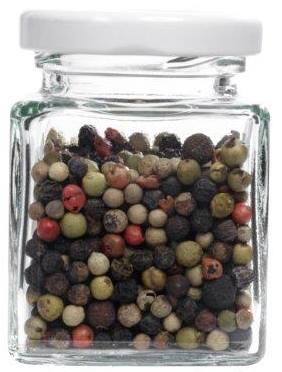 Moderne Glasflasche mit Bügelverschluss und versetzbarem Label - Ideal für Getränkeaufbewahrung und stilvolle Tischpräsentation Zwei Männer stehen in Arbeitskleidung vor gestapelten Getränkekisten in einem Lager und lächeln in die Kamera.