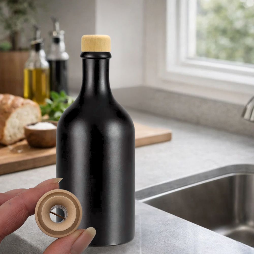 Ölflasche 500 ml Steingut schwarz mit Ausgießer und Holzkappe