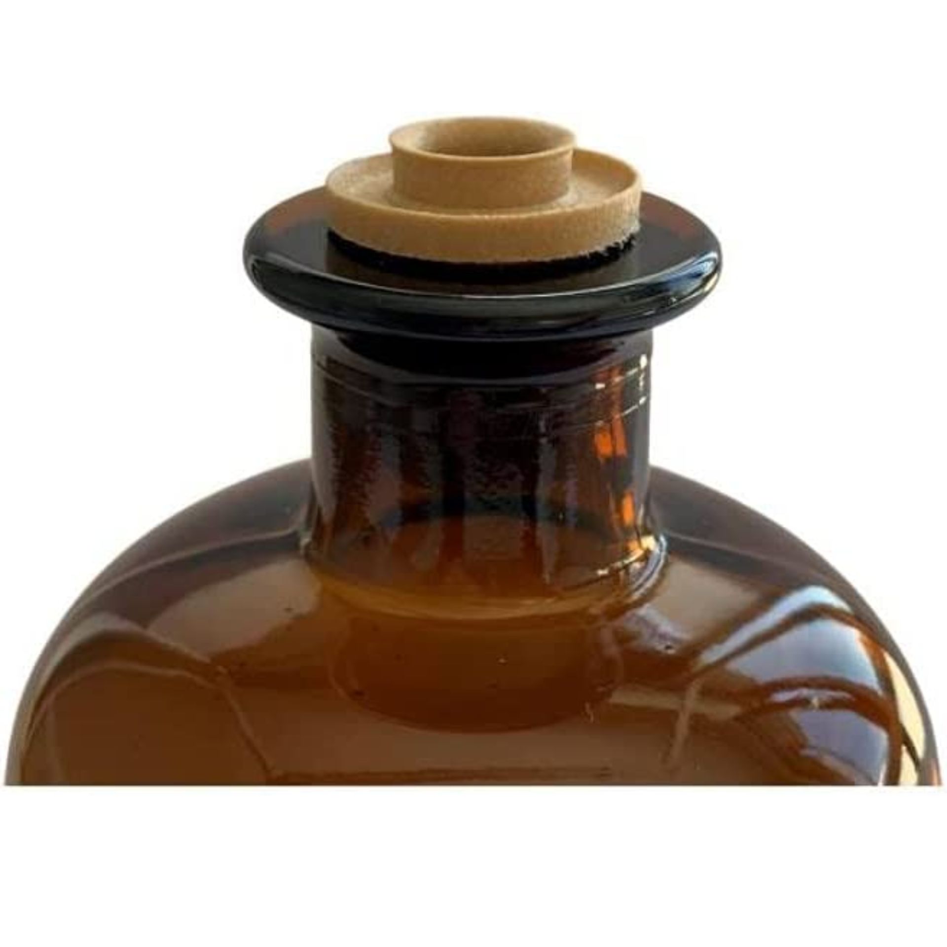 Braune Glasflasche mit Korken Ausgießer 500 ml rechteckig Braune Glasflasche mit 500 ml Fassungsvermögen, ausgestattet mit einem Naturkorken und einem Ausgießer, stehend vor neutralem Hintergrund.