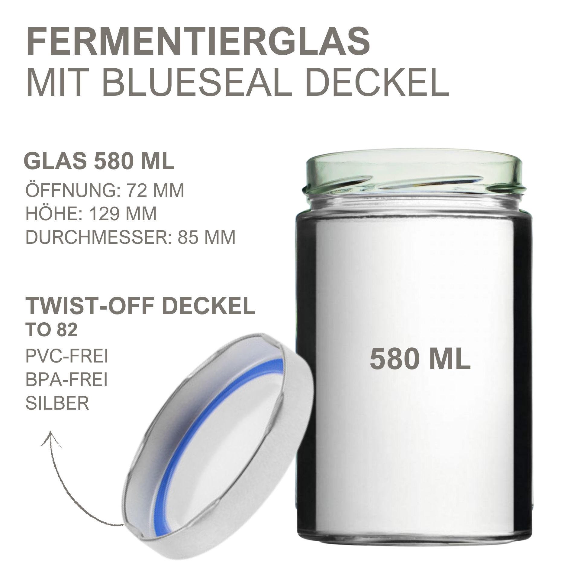 Sechs gläserne Einmachgläser mit einem Fassungsvermögen von jeweils 580 ml, befüllt mit verschiedenem Gemüse zum Fermentieren; jedes Glas ist mit einem silberfarbenen Schraubdeckel verschlossen und steht auf einer weißen Oberfläche vor neutralem Hintergru
