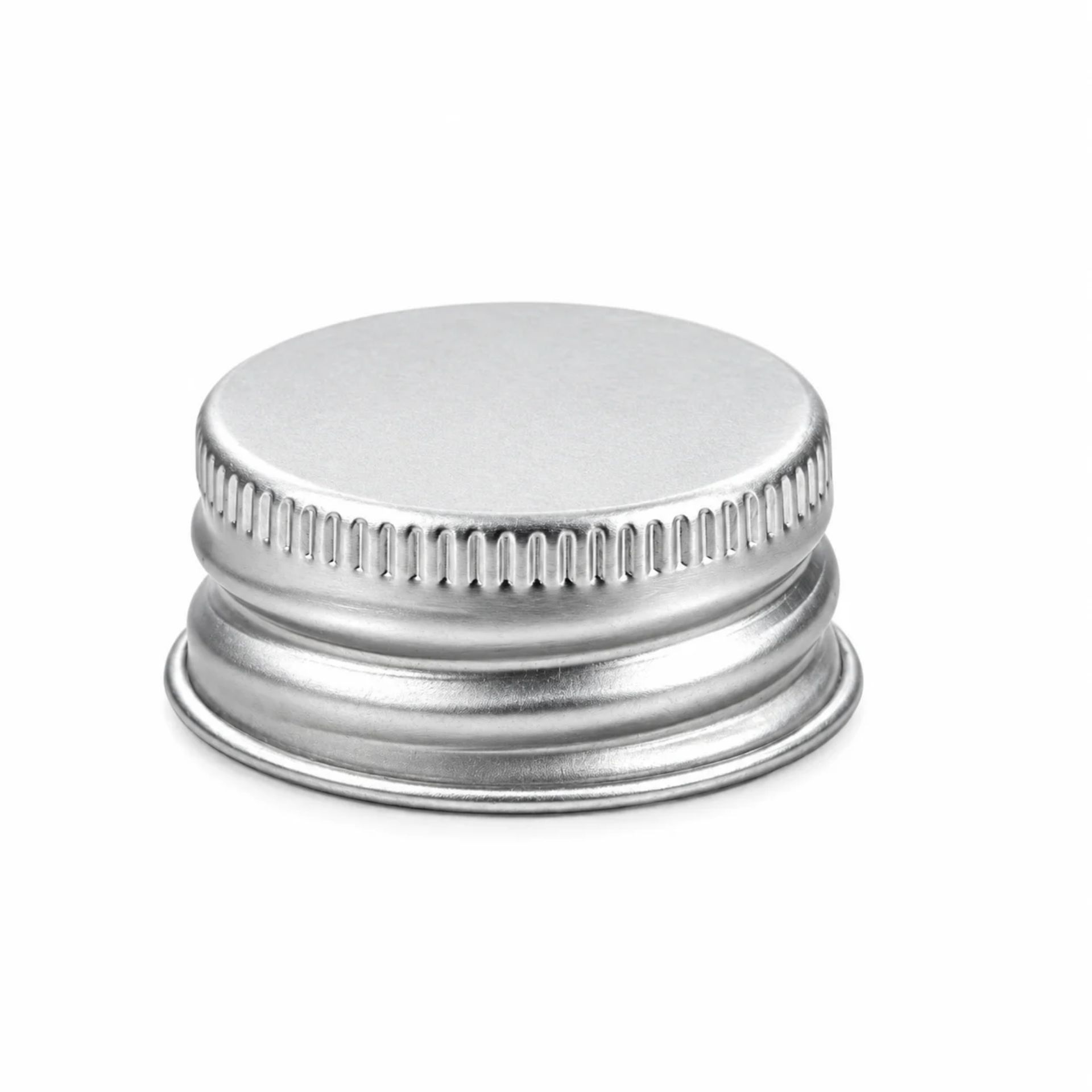 Silberfarbener Schraubverschluss aus Aluminium mit Rollrand, Ansicht leicht schräg von oben, neutraler Hintergrund.
