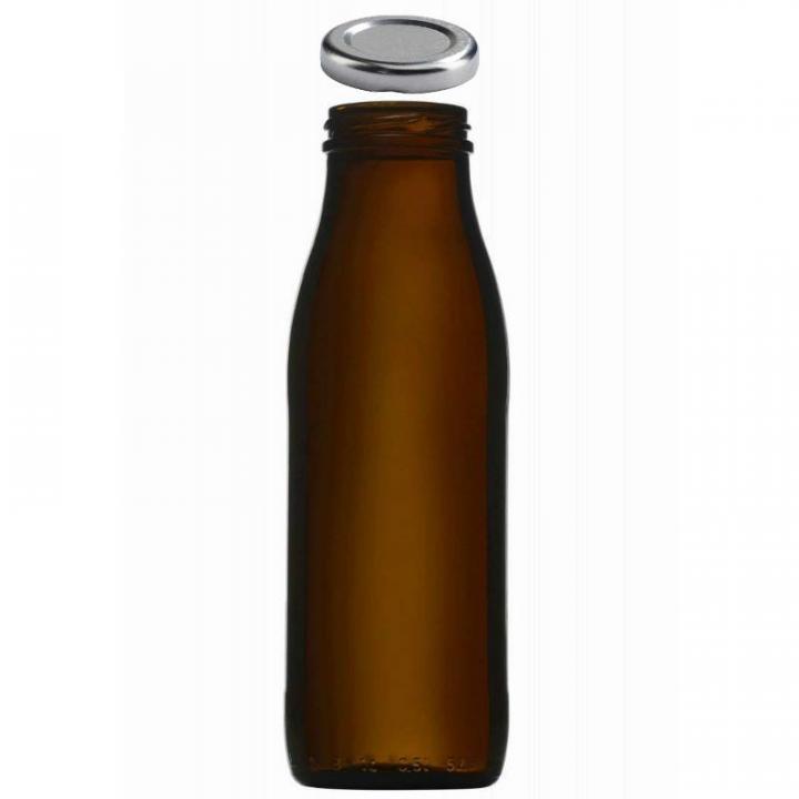 500-ml-braune-Glasflasche-mit-silbernem-Verschluss 500-ml-Blechdose mit brauner Körperfarbe und silbernem Deckel, stehend auf weißem Hintergrund.
