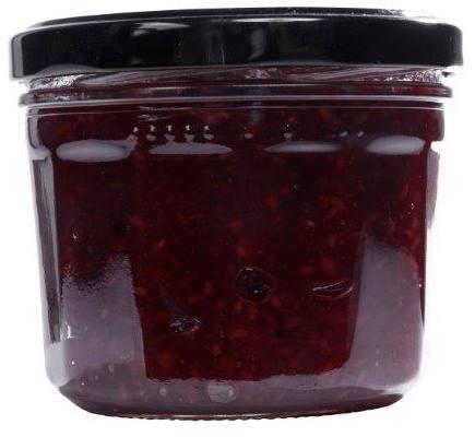 Facette Glas 240ml Set mit Schraubdeckel - Zeitloses Design für stilvolles Servieren Vier transparente Glasflaschen à 240 ml mit Facettenmuster, stehend auf weißem Hintergrund.