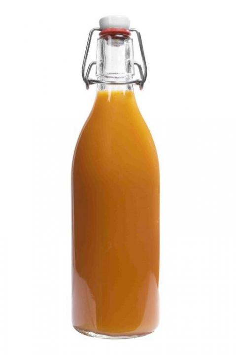 Sechs leere Glasflaschen E-LAN 500 ml für Getränke und Lebensmittel Sechs Glasflaschen in verschiedenen Größen und Formen, gefüllt mit hellem, klaren Getränk, auf weißem Hintergrund.