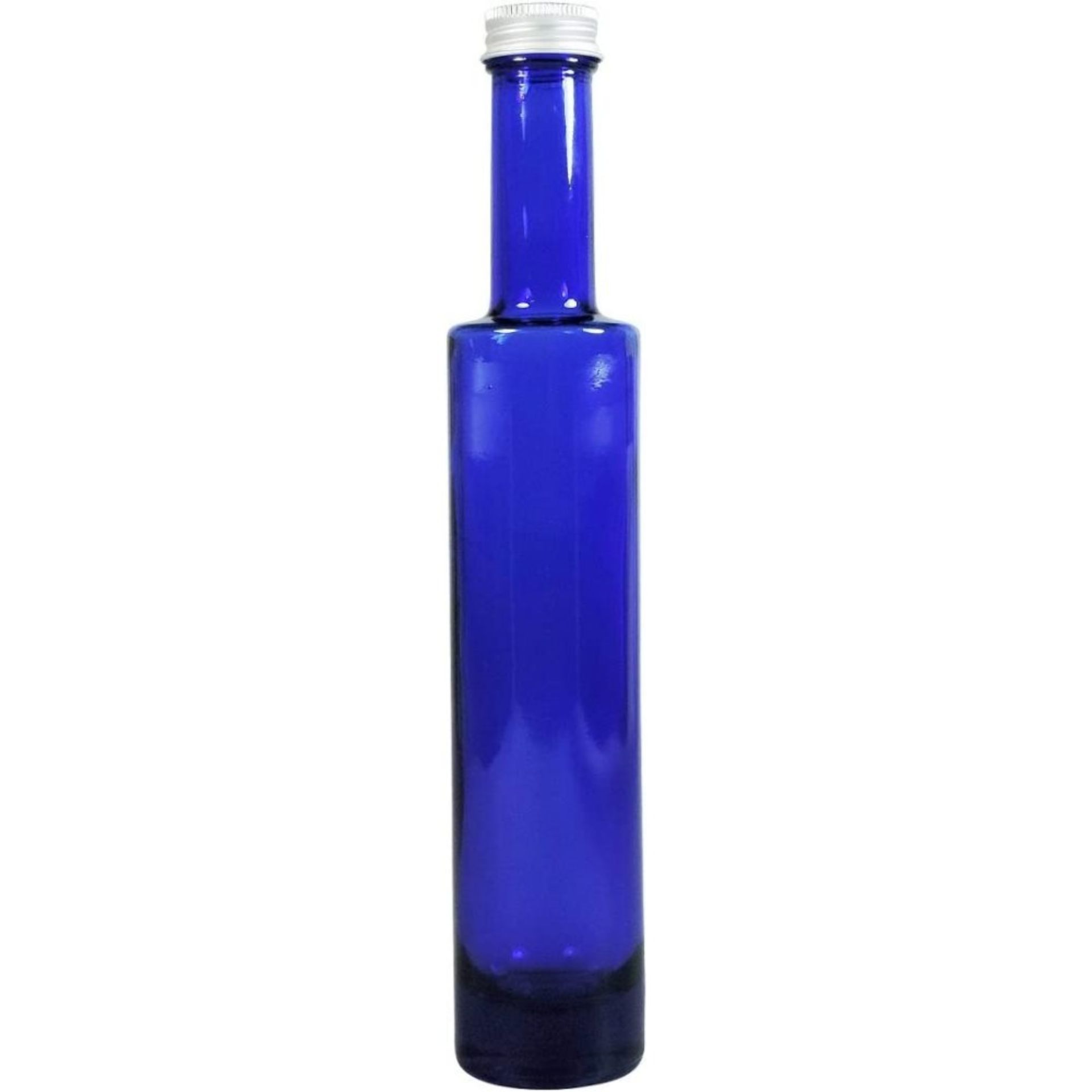 Zylindrisches, braunes 1-Liter-Bierflasche aus Glas mit Kronkorkenverschluss, auf weißem Hintergrund stehend.