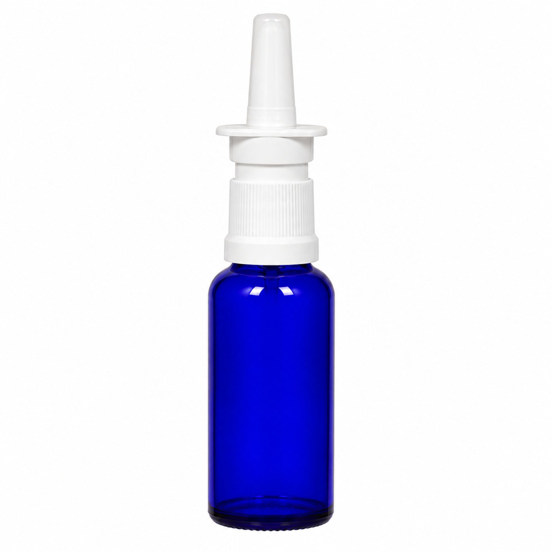 Blaue Nasensprayflasche aus Kunststoff mit durchsichtigem Deckel und weißem Sprühaufsatz, Fassungsvermögen 30 ml, freistehend auf weißem Hintergrund.