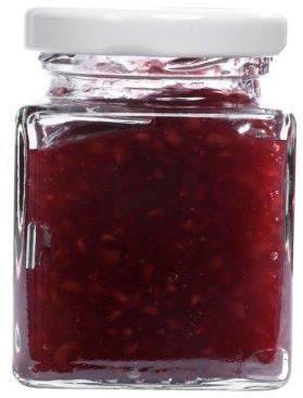 Glasflasche mit Bügelverschluss vor weißem Hintergrund Vier leere, durchsichtige Glasflaschen mit Schraubverschluss stehen nebeneinander auf einem weißen Untergrund; sie sind identisch geformt und haben einen zylindrischen Körper mit leichtem Schulterschwung.
