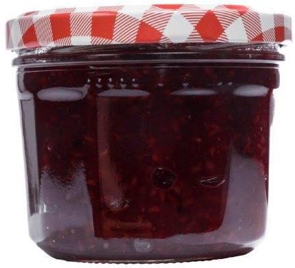 "Viereckige Facette Glasflasche 240ml mit Schraubverschluss Set" Vier durchsichtige Gläser mit einem Fassungsvermögen von 240 ml aus der Serie „Facette“ stehen nebeneinander auf einem weißen Hintergrund; sie haben eine facettierte Oberfläche und einen leicht konischen Verlauf nach oben.