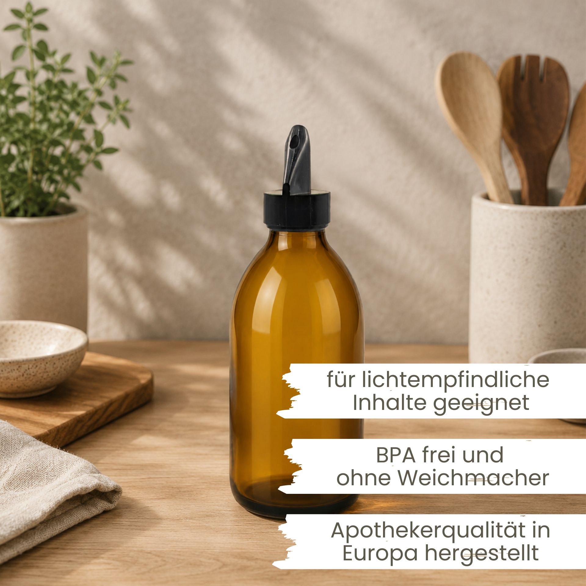 Braune Medizinflasche aus Glas mit 250 Millilitern Fassungsvermögen, vor weißem Hintergrund stehend.