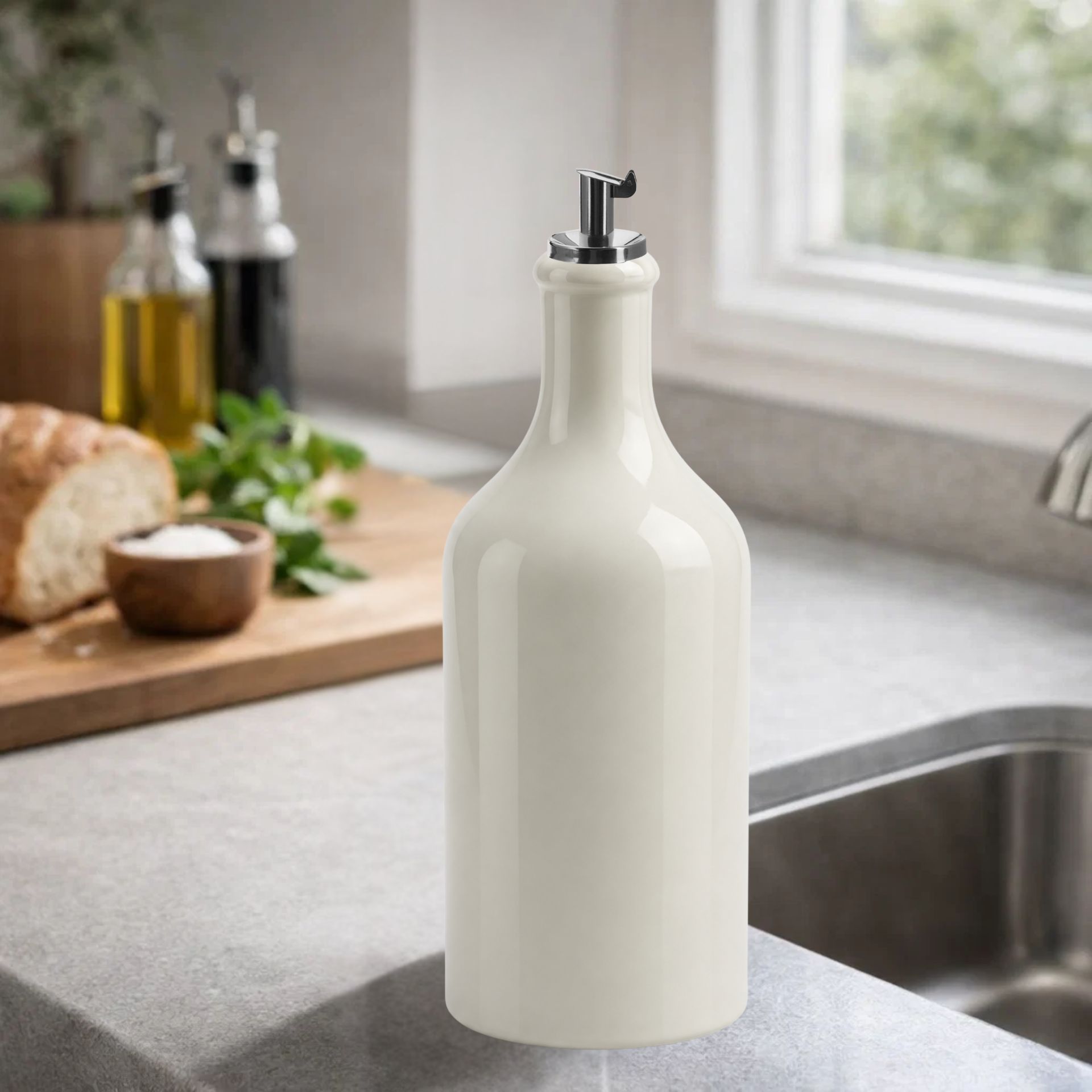 Ölflasche 500 ml Steingut Cremeweiß mit Metallausgießer