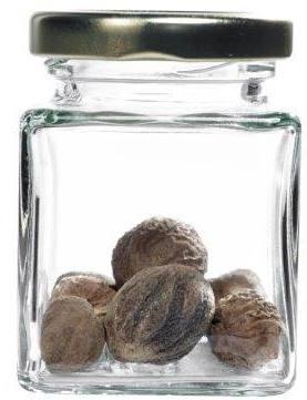 Leere Glasflaschen für Getränke auf Holzpalette – umweltfreundliche Mehrwegverpackung Ein dekoratives, leeres Glas Einmachglas mit verschnörkeltem Deckeldesign, ideal zum Aufbewahren von Lebensmitteln oder zur kreativen Dekoration.