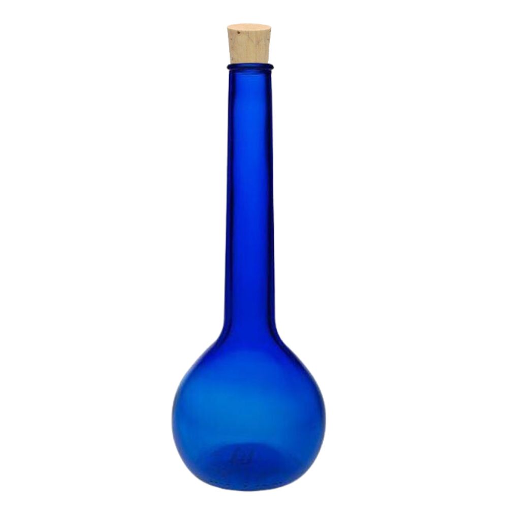 Blaue Glasflasche mit Naturkorken auf weißem Hintergrund; die Flasche ist schlank, rund und wirkt dekorativ.
