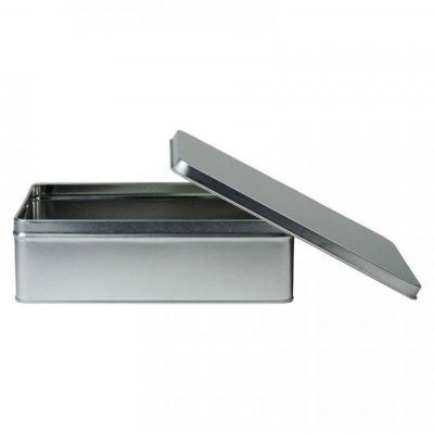 Blechdose mit Deckel, glänzende silberne Oberfläche, standardmäßige runde Form, ideal für Lebensmittel- und Getränkeverpackung, leere Dose aus Metall, umweltfreundlich, wiederverwendbar und recycelbar.