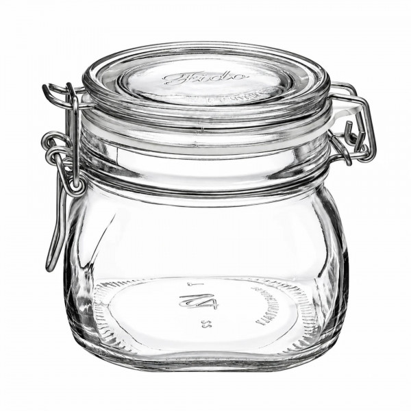 Ein quadratisches Bormioli Bügelverschlussglas mit 500 ml Fassungsvermögen aus klarem Glas, ausgestattet mit einem Drahtbügelverschluss, perfekt zum luftdichten Aufbewahren von Lebensmitteln.