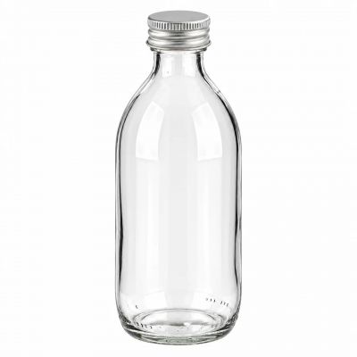 250-ml-Sirupflasche aus klarem Glas mit silberfarbenem Schraubverschluss, stehend vor weißem Hintergrund